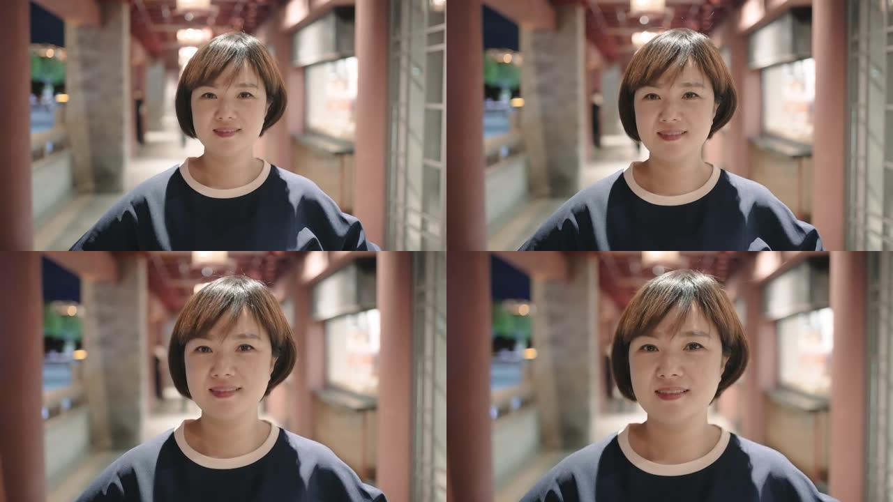城市中的亚洲女性面部笑脸看着镜头友善