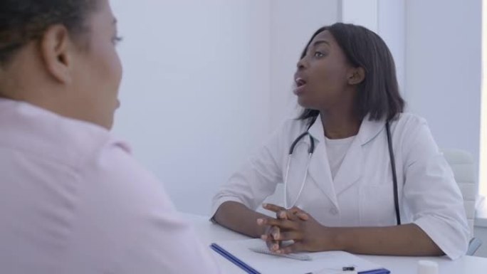 妇科医生与女性患者交谈，生殖医学，咨询