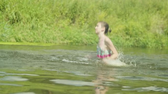 女孩在河里洗澡。