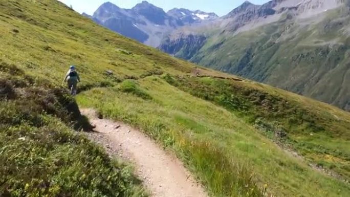 女子山地自行车沿高山路径的第一人称视角