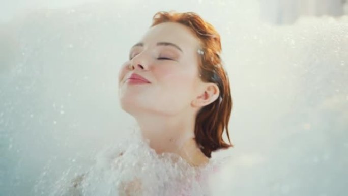 美丽的女人享受着沐浴泡沫的放松时光。慢动作
