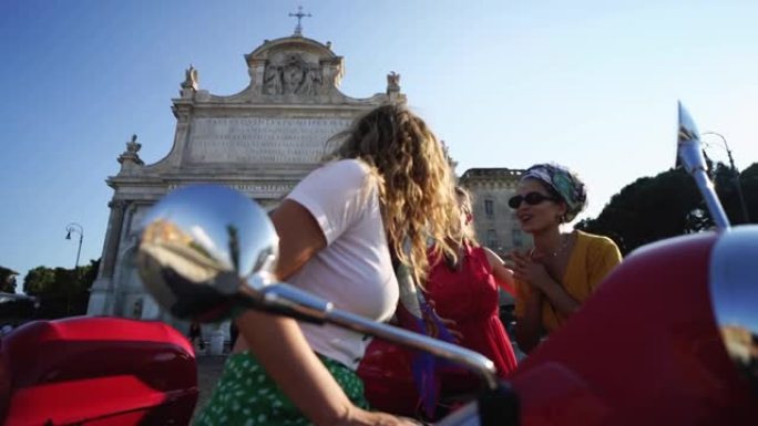 老式滑板车骑行: 罗马市中心骑摩托车的女朋友