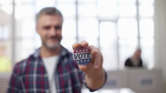 一位面带微笑的中年男子在镜头前举着投票按钮，展示着投票的权利和义务
