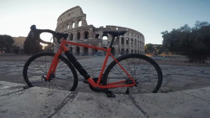 在夏季温暖的阳光下，罗马体育馆骑自行车: 意大利的假期
