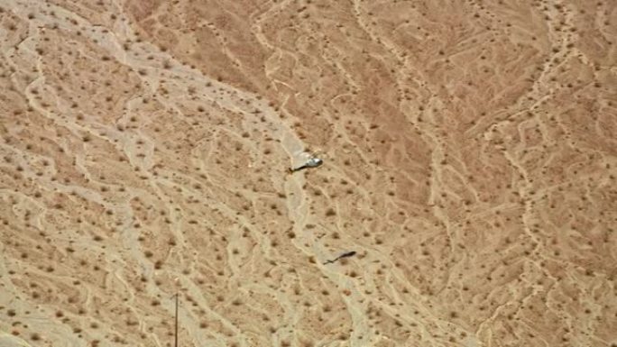 在加利福尼亚，一架直升机在沙漠上空飞行