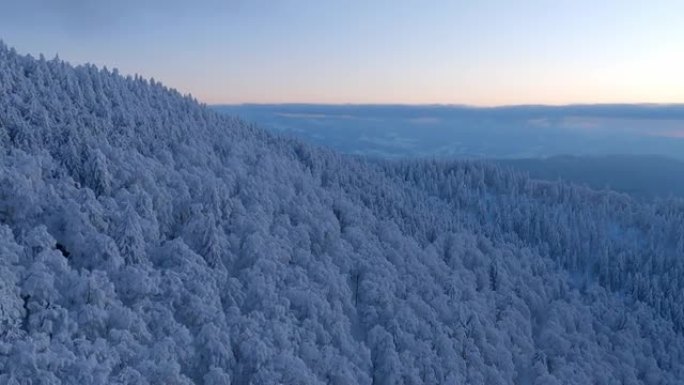 冬季日落滑翔伞时的山脉鸟瞰图