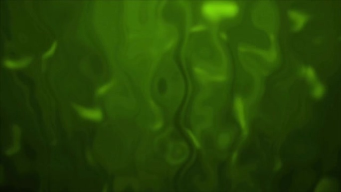 4k背景抽象模糊绿色，背景中发生液化。熔化彩色玻璃效果股票视频。缓慢溶解并流下液体抵抗光束