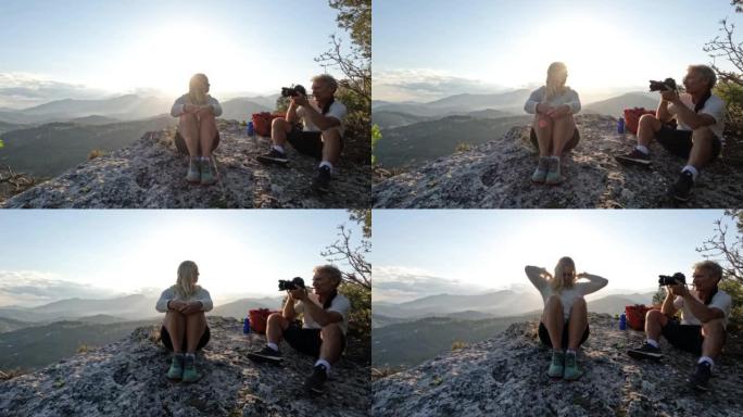 成熟的夫妇在岩石板上嬉戏地拍照