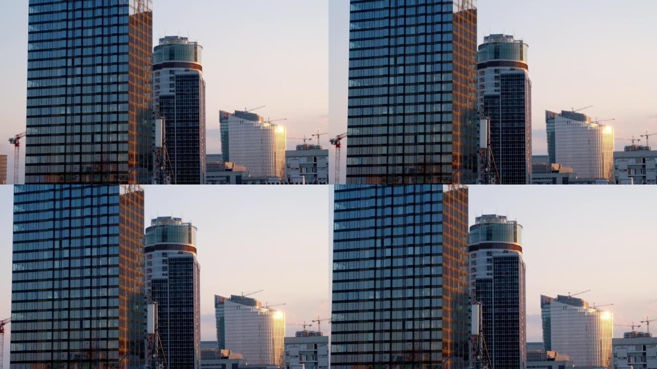 日落时建筑中的现代摩天大楼的航拍