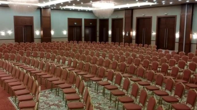 空巨大会议室的红色椅子库存视频