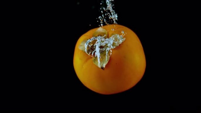 SLO MO LD柿子掉入水中并产生气泡