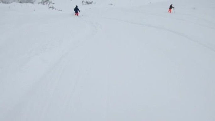 滑雪穿越粉雪的第一人称视角