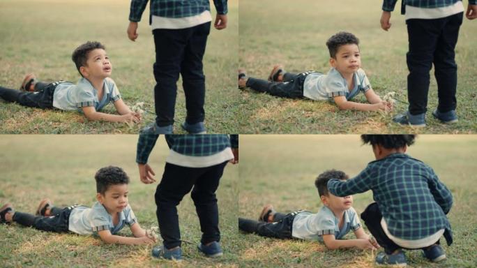 小男孩在公园摔倒后哭泣。