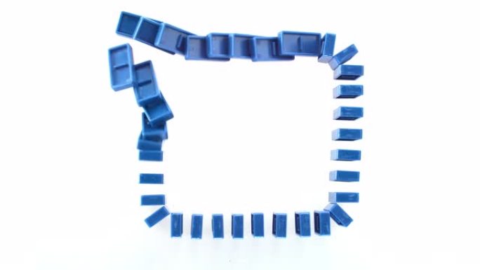 SLO MO LD蓝色多米诺骨牌设置在一个正方形落在白色的表面
