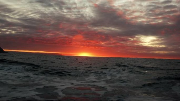 一艘帆船在开阔的海洋上雄伟的海上日落