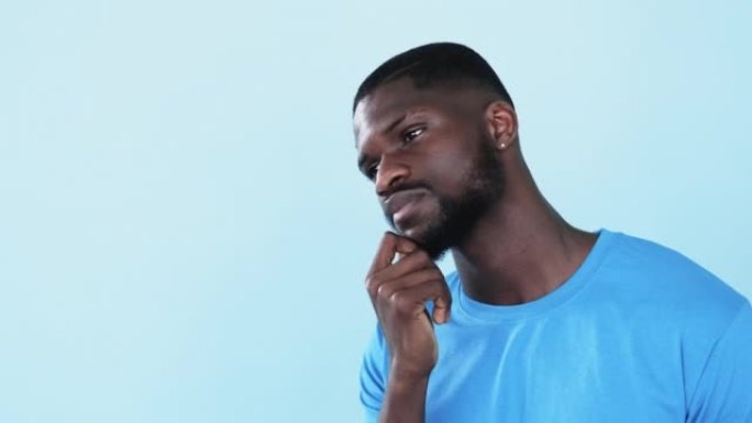 同情关怀沉思的非洲男人悲伤的倾听