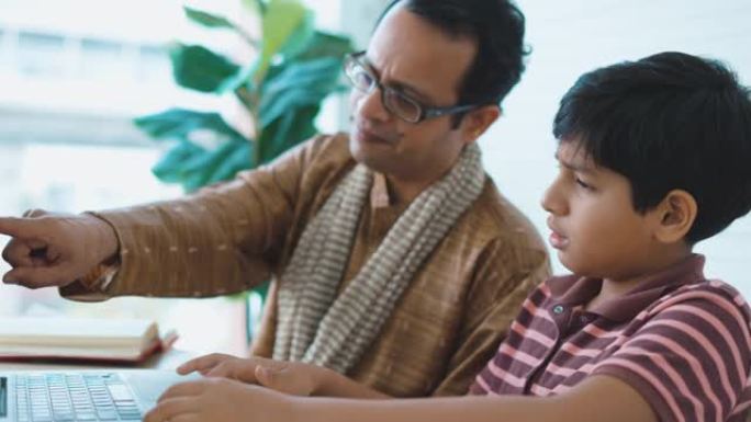 父亲解释家庭作业帮助儿子在家学习