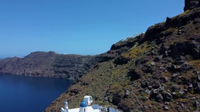 鸟瞰坐落在多岩石山坡上的当地教堂