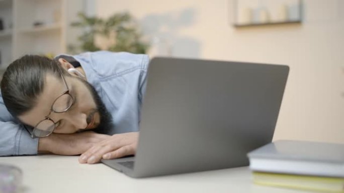 年轻人睡在办公桌前，厌倦了工作压力大的工作倦怠，缺乏精力