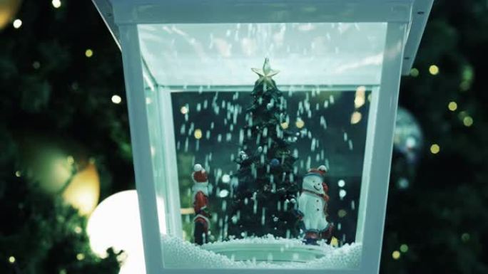 通过冰冻的窗户，装饰的客厅，烛光和袜子的圣诞树场景，壁炉模拟人生的礼物，装饰的圣诞树和传统装饰品。