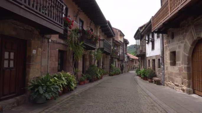 行走在西班牙坎塔布里亚的中世纪卡特村。