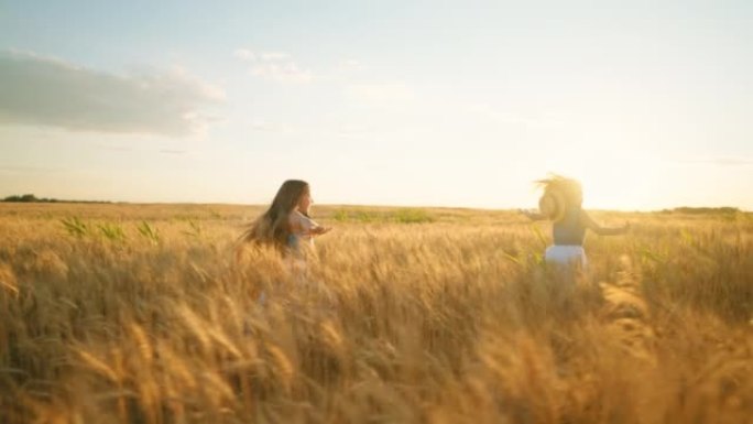 带着帽子的快乐小女孩一起在美丽的农田上奔跑，金色的黑麦