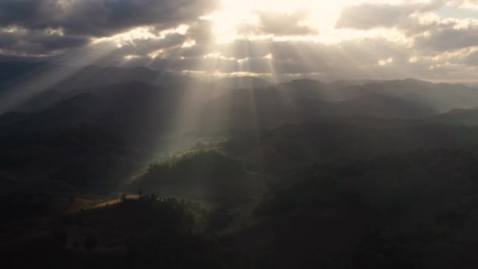 来自天空的神光与山地景观