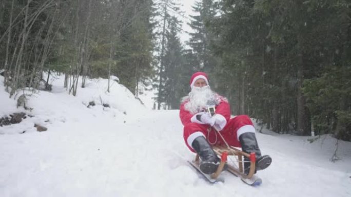 男人打扮成圣诞老人在森林里骑着雪橇