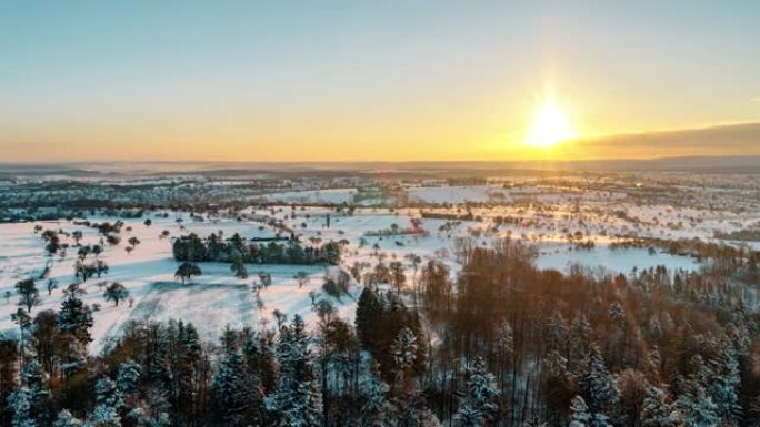 空中无人机拍摄积雪覆盖的林地