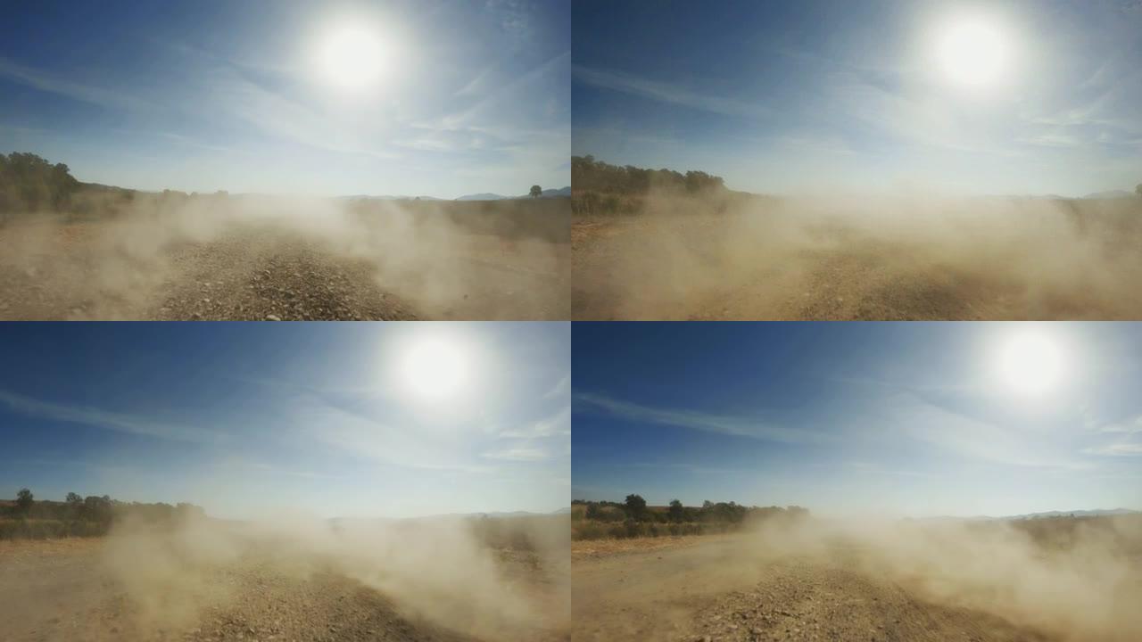 越野POV汽车驾驶: 尘土飞扬的轨道上的后视