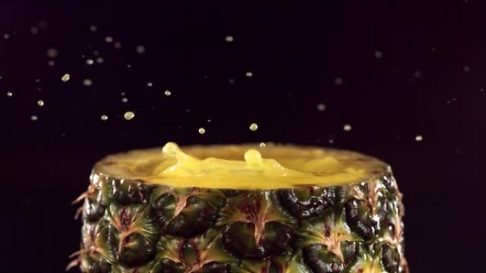 菠萝片以慢动作落在半菠萝表面。