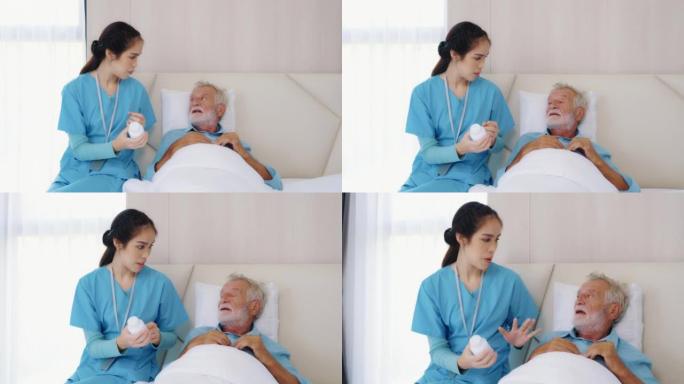 女医生在医院病床上向老年患者解释处方药