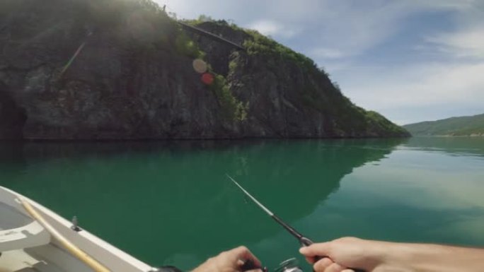 POV在挪威一个安静的峡湾从船上钓鱼
