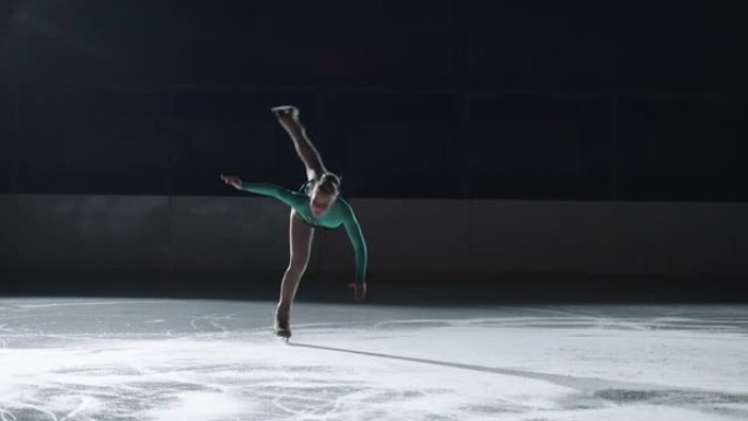 花样滑冰的初级女冠军正在溜冰场上训练，表演跳跃和旋转，女孩穿着打扮表演