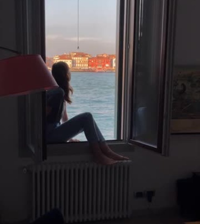 威尼斯运河公寓窗外的景色