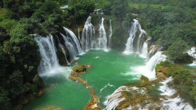 在阳光明媚的夏天，在与中国接壤的乡村，亚洲，越南北部，曹邦，朝Lang Son的Ban Gioc瀑布