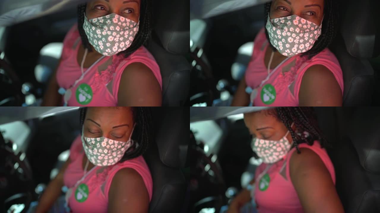 在车上戴着 “fui vacinado' 贴纸 (用葡萄牙语接种疫苗) 的女人正在接种口罩