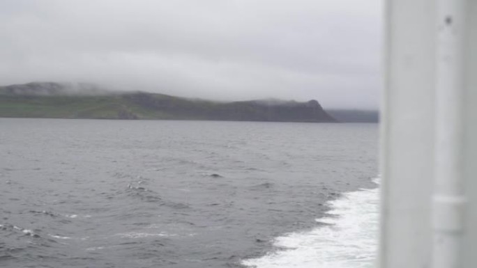 海岸岬角和船只尾流的风景