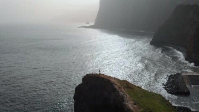 站在沿海海角上的人的鸟瞰图