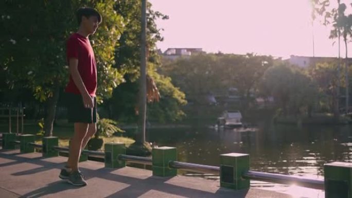 健身年轻的亚洲男子在公园锻炼