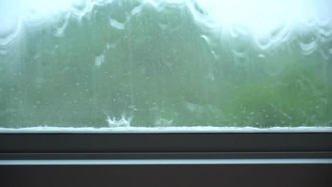 雨水落在窗户玻璃上