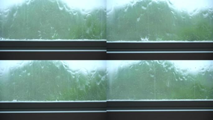 雨水落在窗户玻璃上