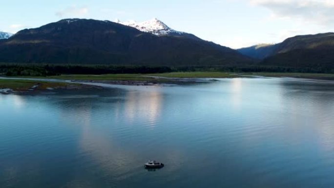 山区海湾小渔船的鸟瞰图