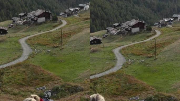 女徒步旅行者登上陡峭的草地山坡