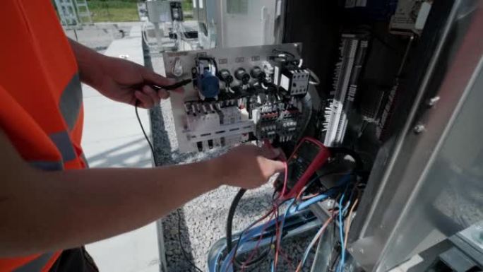 电气工程师检查设备控制柜的电气系统