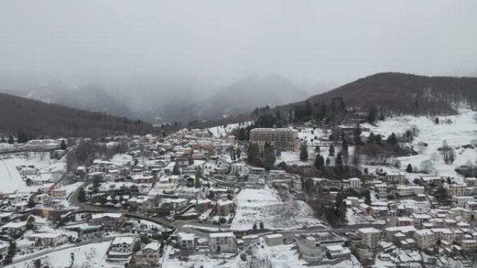 空中无人机拍摄雪山谷城市