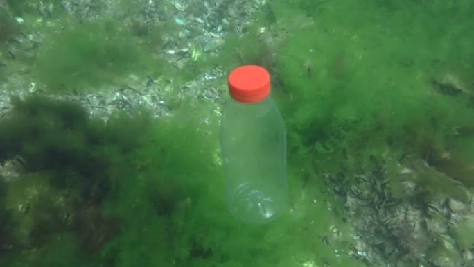 海洋的塑料污染: pvc瓶慢慢沉入底部。