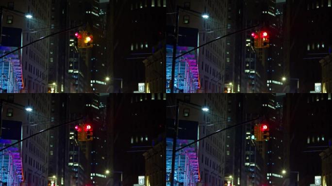 曼哈顿下城雨夜的红绿灯改变