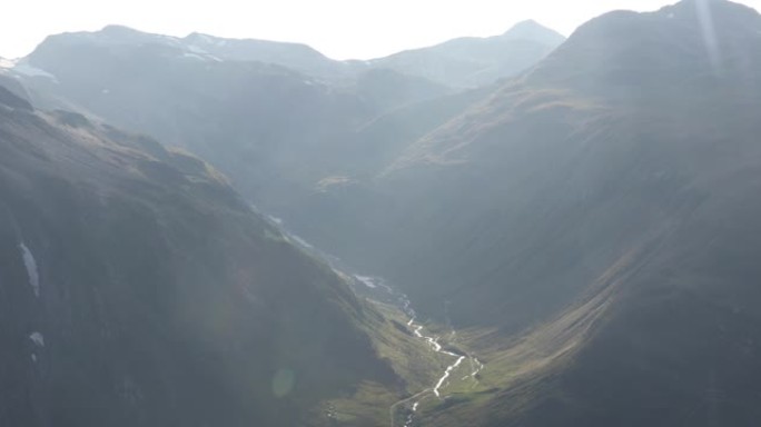 绿山谷和高耸山峰的风景