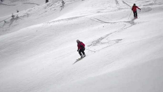 Freerider滑雪者在越野滑雪中滑雪和跳跃，从山顶下坡，极端冬季运动，慢动作